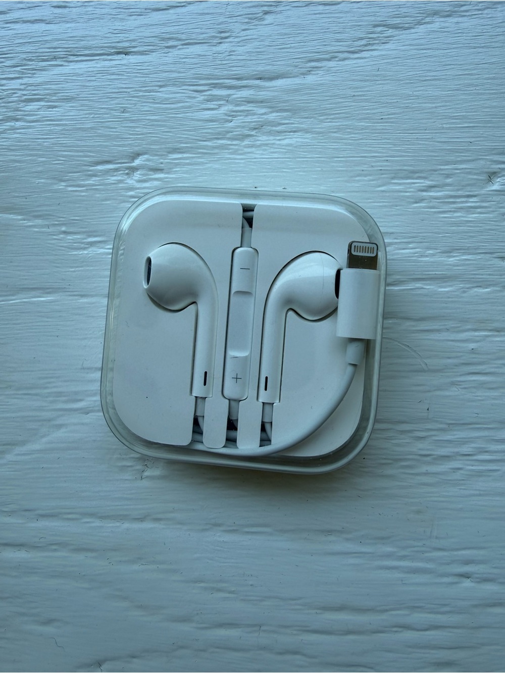 NIB Apple Lightning EarPods with Microphone / volume control